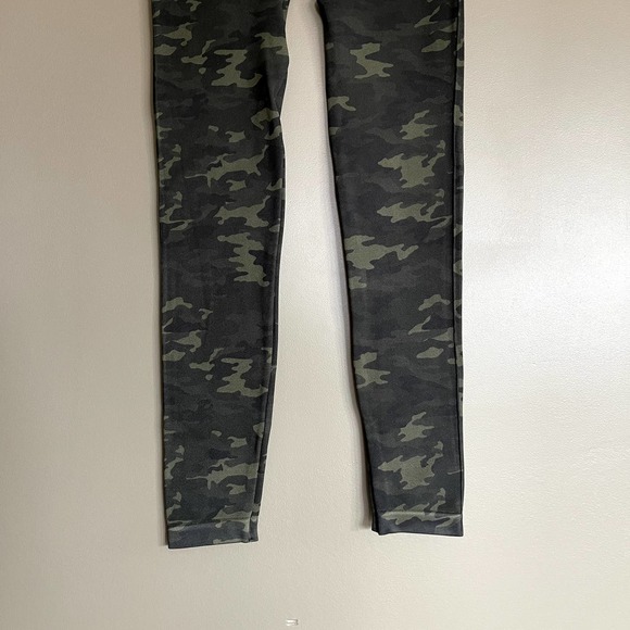 SPANX Look At Me Now Seamless Leggings Green Camo Size Medium High Rise Slimming - Picture 7 of 16